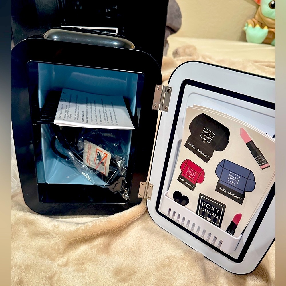 Boxycharm Mini Thermoelectric Cooler & Warmer Make Up Fridge, Black, Capacity 4L - Picture 4 of 16